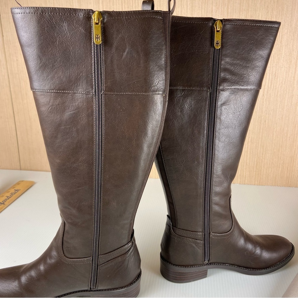 Tommy Hilfiger Twilia2 Wide Calf Riding Boots 6.5 Brown Gold Logo NIB - Picture 5 of 8